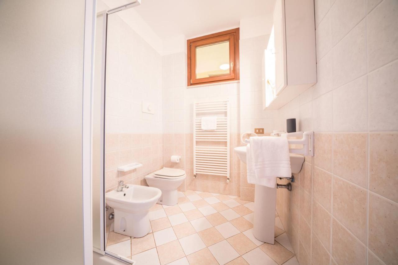 Gardappartamenti Cascinale Pool 데센자노델가르다 외부 사진