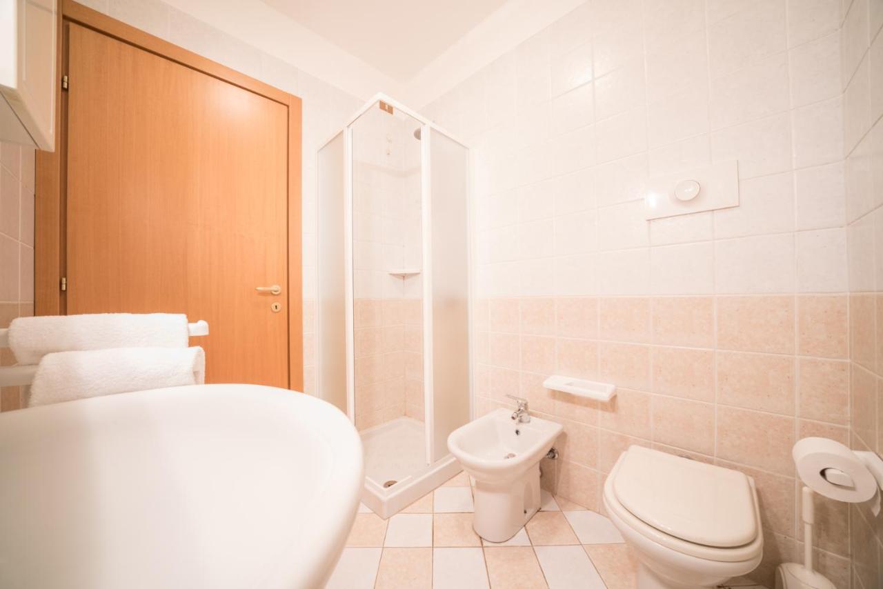 Gardappartamenti Cascinale Pool 데센자노델가르다 외부 사진