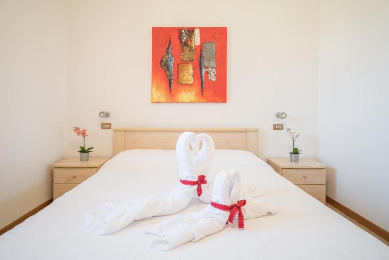 Gardappartamenti Cascinale Pool 데센자노델가르다 외부 사진